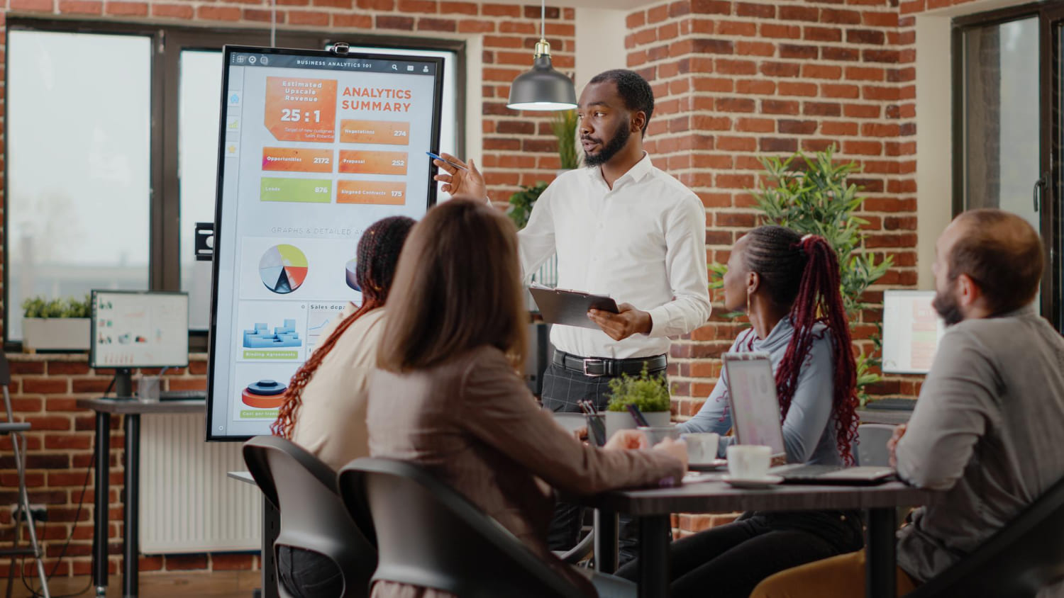 company-employee-presenting-business-strategy-with-charts-monitor-planning-project-workmates-analyzing-financial-statistics-display-working-together-company-development (1)
